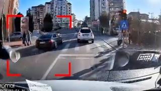 Șofer de BMW, cursă nebună pe o stradă din Târgu Jiu: a trecut pe roșu, a depășit pe trecere ignorând pietonii, apoi a intrat în giratoriu pe contrasens