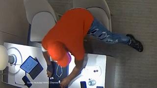 Un bărbat a înghiţit doi cercei cu diamant de 800.000 de dolari din Tiffany, ca să nu-l prindă poliţia