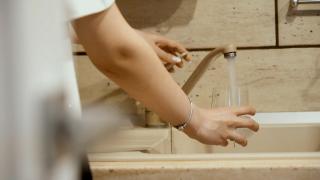 Facturile la apă au explodat în Brăila şi Galaţi, deşi Dunărea e aproape. Tarifele vor creşte şi mai mult din aprilie