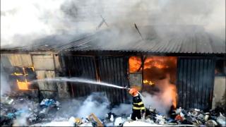 Incendiu la un depozit de deşeuri din Vrancea. Localnicii au fost avertizaţi printr-un mesaj RO-Alert