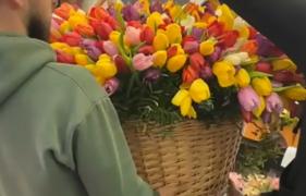 Cadou extravagant de 8 martie. Un tânăr din Cluj a plătit 13.000 de lei pentru un buchet de 1001 de lalele. Unde au ajuns florile