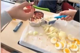 "Masă câmpenească" în ultima bancă. Mai mulţi elevi au venit cu ouă, şuncă, pâine, dar şi un cuţit în sala de clasă, în Timişoara