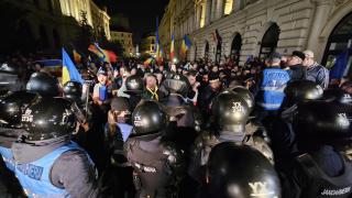 Tensiuni în faţa BEC, după invalidarea candidaturii lui Georgescu. Susţinătorii au rupt gardurile de protecţie şi au vrut să intre în sediu