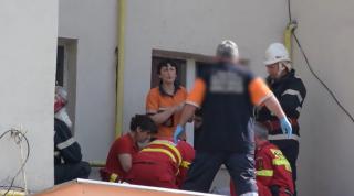 Fetiţă de nici 2 ani, grav rănită, după ce a căzut de la etajul 3 al unui bloc, în Suceava. Se juca lângă geam în timp ce mama făcea curăţenie