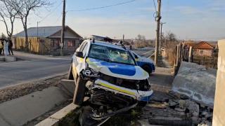 Imagini cu maşina de Poliţie care a ricoşat într-un cap de pod, în Constanţa. 4 persoane implicate, un agent transportat de urgență la spital