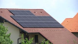 Românii pot în premieră să îşi cumpere panouri solare direct de la furnizorii de energie, în rate