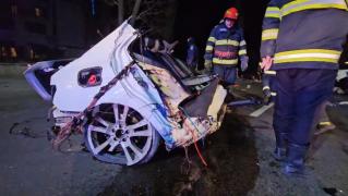 Filmul accidentului mortal din Constanţa, unde un Mercedes cu 5 tineri s-a rupt în două. Şoferul băut, singurul care a scăpat nevătămat