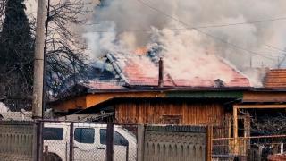 Incendiu la casa unui fost procuror DIICOT care se afla sub protecția Poliției. Fusese amenințat cu moartea de suspecţii pe care îi ancheta