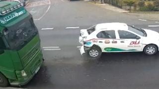 O mamă și fiica ei de 7 ani, la un pas de tragedie după ce mașina lor a fost lovită de un TIR, pe DN 7 în Râmnicu Vâlcea. Momentul, surprins de camere