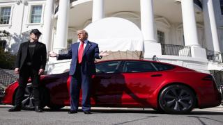 Trump a făcut reclamă maşinilor Tesla mai ceva decât un dealer auto. Preşedintele SUA a dat 88.000 de dolari pe un vehicul pe care nu poate să-l conducă