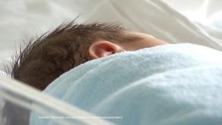 Bebeluş în stare critică, după ce s-a înecat cu lapte. Când a ajuns mama cu el la medic, îşi pierduse deja răsuflarea