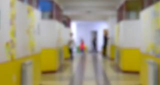 Un elev din Iaşi, care suferă de autism, a luat la bătaie o profesoară în timpul cursului, apoi a încercat să se arunce de la etaj