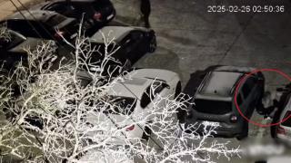 Hoţi filmaţi în timp ce fură catalizatoare, într-o parcare din Galaţi. O cameră de supraveghere i-a surprins în acţiune