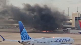 Momentul în care motorul unui avion American Airlines ia foc la aterizare. 178 de pasageri au fost evacuaţi pe aripă, în mijlocul fumului gros