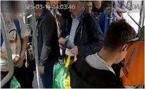 Șofer de autobuz, luat la bătaie un călător recalcitrant. Victima l-a dat jos de două ori din mijlocul de transport, pentru că agresa și pasagerii