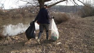 Zeci de pescari şi voluntari din Mureş au dat startul ecologizării pe râul Mureş