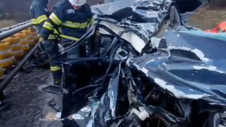 Destin frânt pe DN1 pentru două tinere de 26 şi 28 de ani. N-au avut nicio şansă după impactul cu un TIR: poliţia nu ştie încă cine e vinovat