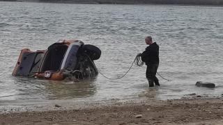 Un brăilean plecat la pescuit și-a scufundat mașina în Dunăre după ce a uitat să o asigure