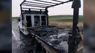 O dubă s-a făcut scrum, după ce a luat foc în mers pe DN24B, în Vaslui. De la ce ar fi pornit incendiul