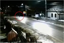 Momentul în care un bărbat este spulberat mortal de un şofer de 21 ani, în Suceava. Pietonul traversa prin loc nepermis