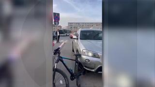 "Te duci la pârnaie, băi". Un şofer de BMW din Constanţa a urmărit şi lovit în trafic un tânăr de 16 ani, aflat pe bicicletă