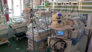 Şi-a aruncat ca pe un gunoi bebeluşul în toaleta din curte, pentru că a crezut că este mort. Nou-născutul din Iaşi, salvat aproape în ultima clipă