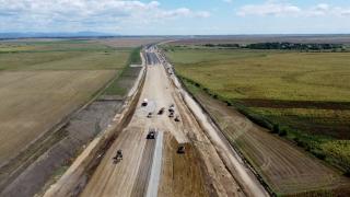 Contractul pentru autostrada de 600 de miliarde de lei a fost semnat. O firmă românească o va construi în 5 ani