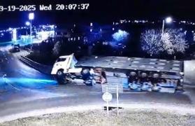 Momentul în care un TIR plin cu porci se răstoarnă în sensul giratoriu din Ovidiu, la ieșirea de pe autostrada A4