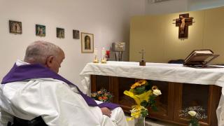 Papa Francisc trebuie să învețe din nou să vorbească. Ce problemă l-a adus în această situaţie