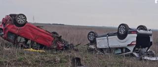 Accident grav la Mihail Kogălniceanu. Două maşini s-au ciocnit şi s-au răsturnat peste gardul bazei NATO