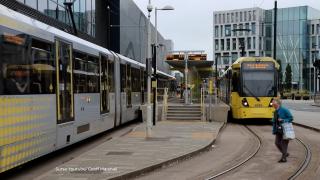 Un individ mascat a semănat panică printre locuitorii din Manchester, după ce a eliberat un gaz misterios în două tramvaie