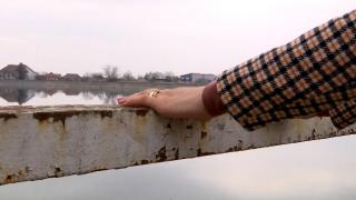 Tânără mamă, salvată în ultima clipă de la sinucidere de un poliţist şi un jandarm. Motivul pentru care voia să se arunce de pe pod