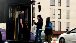 La un pas să lovească un autobuz, după ce a forţat culoarea verde, în Timişoara. Nervos, tot invididul a sărit la scandal