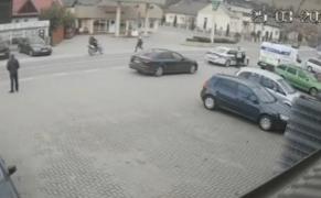 Motociclist din Neamţ, urmărit de poliţie până când a făcut accident. A lovit o mașină parcată și a fost proiectat direct în autospeciala agenților