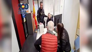 Mergea liniștit pe stradă și a dat peste o pungă cu 19.000 € aruncată la gunoi. Ce a făcut un bărbat din Spania când s-a văzut cu suma