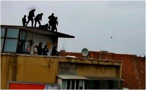 Momentul în care "lunetistul" urcat cu arma pe un bloc din Capitală e înconjurat de trupele SIAS. Ce făcea de fapt bărbatul