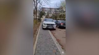 Momentul în care o șoferiţă din Iași merge cu Mercedesul pe trotuar, pentru a-și lăsa copilul fix în faţa școlii