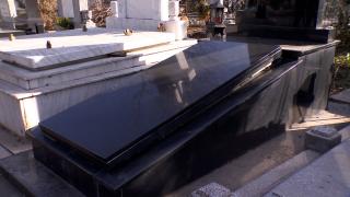 Un bătrân de 93 de ani, păcălit cu 310.000 de euro după ce i s-a promis construcţia unui cavou. Mascaţii au descins în Bucureşti şi Ilfov