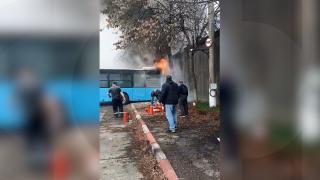 Un autobuz a luat foc din senin, în Autobaza Nordului din București. Venise de 10 minute de pe traseu