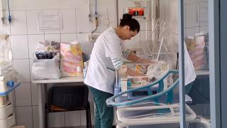 Marian, bebeluşul aruncat de tată în haznaua din curte, a înduioşat o ţară întreagă. Micuţul primeşte daruri zilnic la poarta spitalului