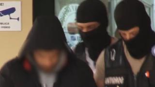 Urmărire ca-n filme în Argeș. Un tânăr "foarte cuminte", căutat de poliţie pentru trafic cu droguri de mare risc, a fugit în timpul perchezițiillor