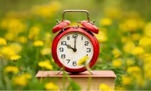 Ora de vară 2025 în România: ora 3.00 devine ora 4.00. Cum va fi afectată circulaţia trenurilor
