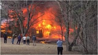Momentul în care un avion se prăbuşeşte peste o casă din SUA şi izbucneşte în flăcări. Toţi pasagerii au murit