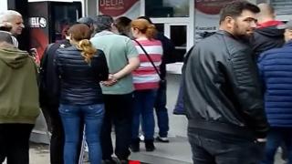 Sute de români au mers azi în Bulgaria să-și ia țigări, speriați că s-ar putea scumpi. Când se dublează accizele la tutun