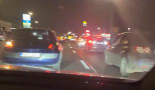 Zeci de şoferi, obligaţi să meargă 500 metri cu spatele din cauza unor lucrări pe DN 1