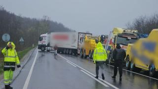Scandal uriaş provocat de un şofer bulgar de TIR care s-a răsturnat în Caraş-Severin. Voia să fie "ridicat" de o macara din ţara lui