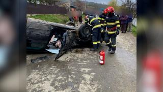Autoturism răsturnat în Vaslui, după impactul cu un autocar plin cu pasageri
