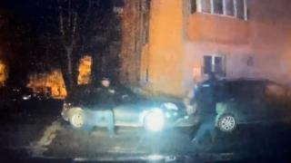 Scene halucinante în Satu Mare. Un individ a început să agreseze oameni la întâmplare pe stradă