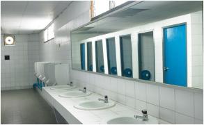 Elev de 17 ani, găsit inconștient în baia unei școli din București, cu o sticlă de "Unirea" lângă el