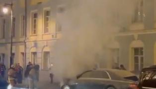 O maşină Aurus Senat, precum cea făcută cadou de Putin lui Kim Jong Un, a luat foc în centrul Moscovei. Val de speculaţii după incident